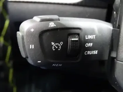 Photo 12 Peugeot 2008  e- 136ch GT