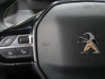 Photo 10 Peugeot 2008  e- 136ch GT