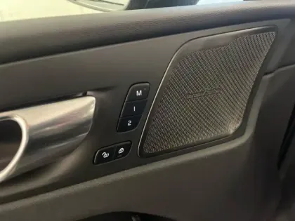 Photo 11 Volvo Xc60  T6 Hybride Rechargeable 253 + 145ch Ultra Style Dark Geartronic 8 AWD