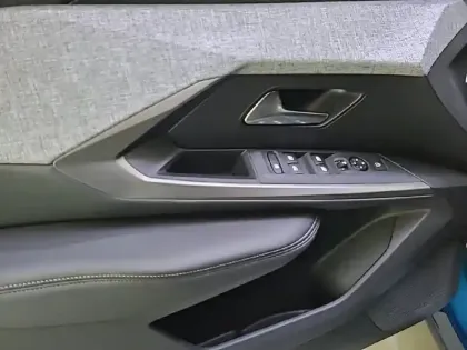 Photo 37 Peugeot 5008  Hybrid 136 e-DCS6