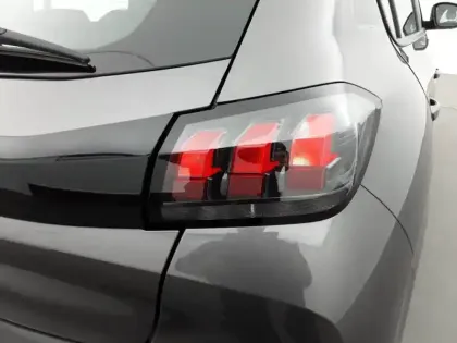 Photo 16 Peugeot 208  PureTech 75 S&S BVM5