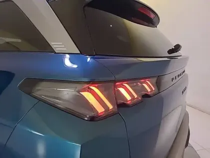 Photo 16 Peugeot 5008  Hybrid 136 e-DCS6