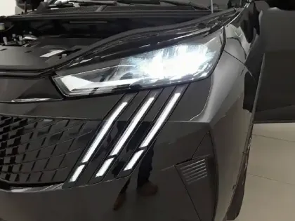 Photo 15 Peugeot 3008  Hybrid 136 e-DCS6