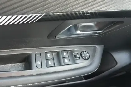 Photo 20 Peugeot 208  PureTech 100 S&S BVM6