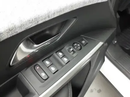 Photo 17 Peugeot 5008  Hybrid 136 e-DCS6