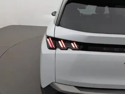 Photo 16 Peugeot 5008  Hybrid 136 e-DCS6