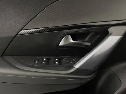 Photo 85 Peugeot 2008  PureTech 100 S&S BVM6