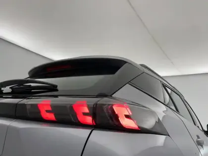 Photo 81 Peugeot 2008  PureTech 100 S&S BVM6