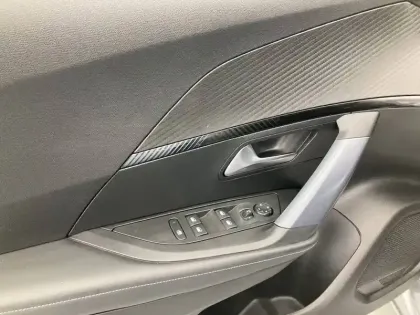 Photo 33 Peugeot 2008  PureTech 100 S&S BVM6