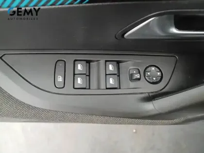 Photo 11 Peugeot 2008  PureTech 100 S&S BVM6