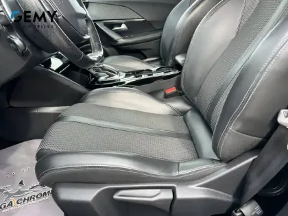 Photo 8 Peugeot 2008  PureTech 130 S&S EAT8