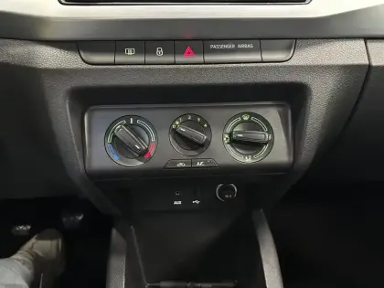 Photo 11 Skoda Fabia  1.0 MPI 60 ch Greentec