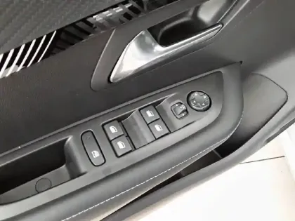 Photo 20 Peugeot 208  PureTech 100 S&S BVM6