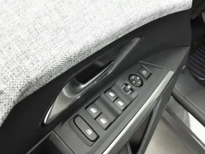 Photo 17 Peugeot 3008  Hybrid 145 e-DCS6