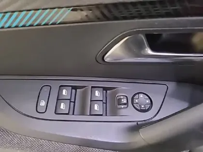 Photo 49 Peugeot 2008  PureTech 100 S&S BVM6