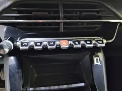 Photo 44 Peugeot 2008  PureTech 100 S&S BVM6