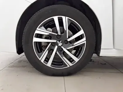 Photo 46 Peugeot 208  PureTech 100 S&S BVM6