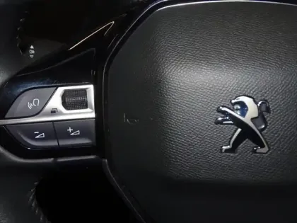 Photo 11 Peugeot 208  e- 136ch Style