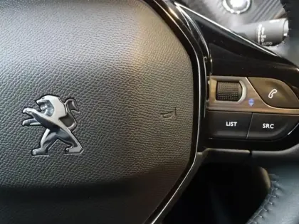 Photo 11 Peugeot 208  e- 136ch Style