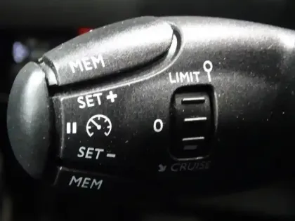 Photo 12 Peugeot 208  e- 136ch Style