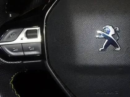 Photo 11 Peugeot 2008  e- 136ch GT