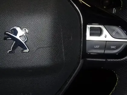 Photo 12 Peugeot 2008  e- 136ch GT