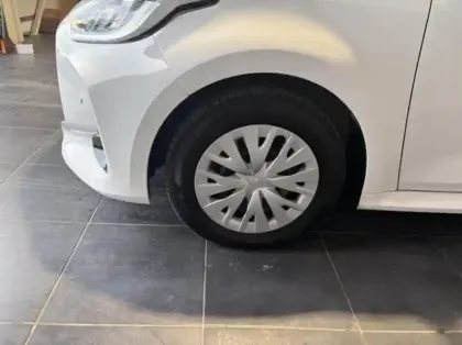 Photo 3 Toyota Yaris  116h Dynamic Business 5p + Programme Beyond Zero Academy MY22