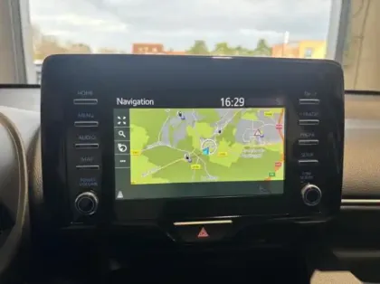 Photo 8 Toyota Yaris  116h Dynamic Business 5p + Programme Beyond Zero Academy MY22