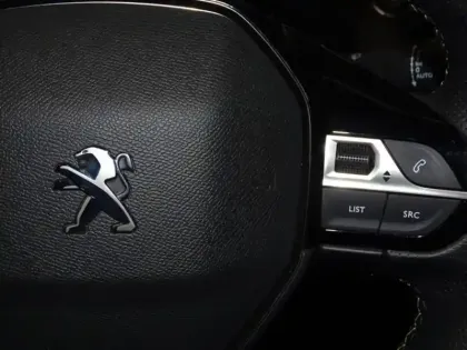 Photo 13 Peugeot 2008  e- 136ch GT