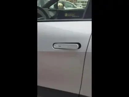 Photo 10 Toyota C-HR  2.0 Hybride Rechargeable 225ch Design MY25