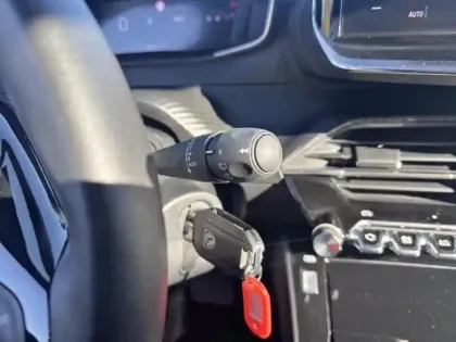 Photo 13 Peugeot 2008  1.2 Hybrid 136ch Allure e-DCS6