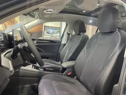 Photo 10 Volkswagen Tiguan  1.5 eHybrid 204ch Elegance DSG6