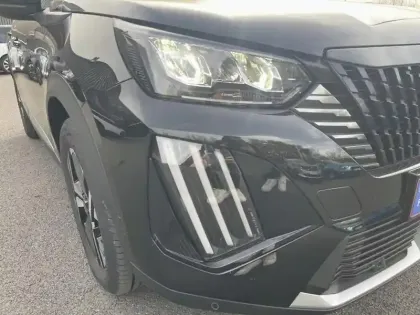 Photo 13 Peugeot 2008  Hybrid 136 e-DCS6 Allure