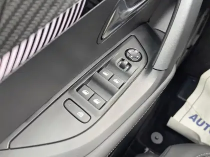 Photo 24 Peugeot 2008  Hybrid 136 e-DCS6 Allure