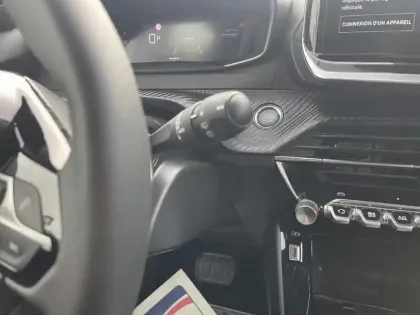 Photo 17 Peugeot 2008  Hybrid 136 e-DCS6 Allure