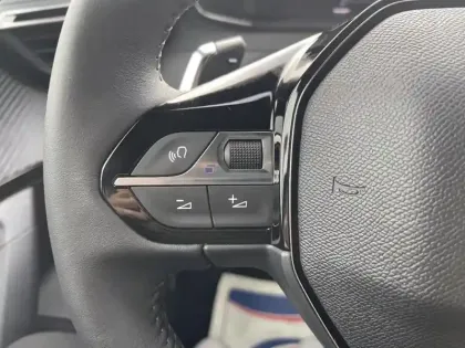 Photo 18 Peugeot 2008  Hybrid 136 e-DCS6 Allure