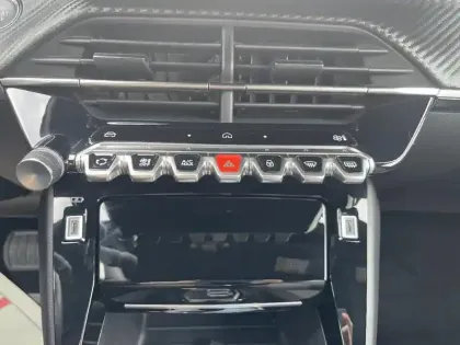 Photo 12 Peugeot 2008  Hybrid 136 e-DCS6 Allure