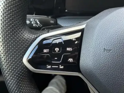 Photo 13 Volkswagen Golf  SW 1.5 eTSI OPF 130ch R-Line DSG7