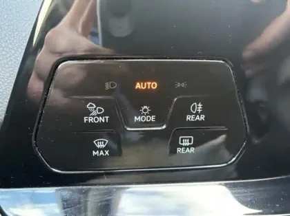 Photo 10 Volkswagen Golf  SW 1.5 eTSI OPF 130ch R-Line DSG7