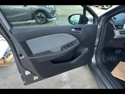 Photo 13 Renault Clio  1.6 E-Tech 145ch full hybrid Techno - 24