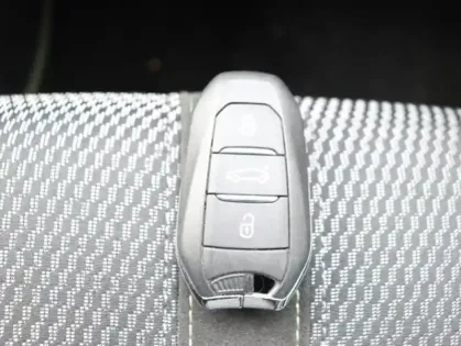 Photo 14 Peugeot 308  1.2 Hybrid 145ch GT e-DCS6