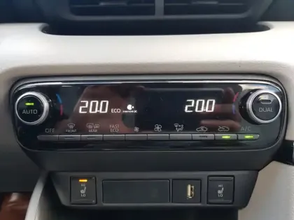 Photo 14 Toyota Yaris Hybrid Iconic 1.5 116 ch