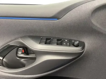 Photo 12 Toyota Yaris Hybride 130h Première