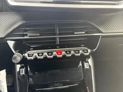 Photo 16 Peugeot 208  Hybrid 100 e-DCS6 Allure