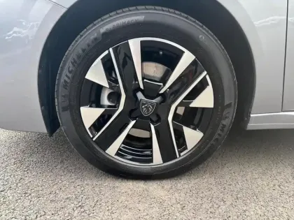 Photo 13 Peugeot 208  Hybrid 100 e-DCS6 Allure