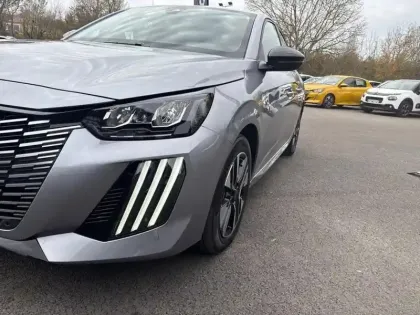 Photo 12 Peugeot 208  Hybrid 100 e-DCS6 Allure