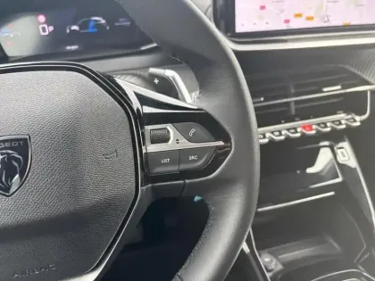 Photo 15 Peugeot 208  Hybrid 100 e-DCS6 Allure