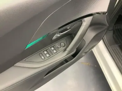 Photo 19 Peugeot 2008  Electrique 136 ch Allure