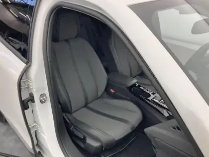 Photo 8 Peugeot 2008  Electrique 136 ch Allure