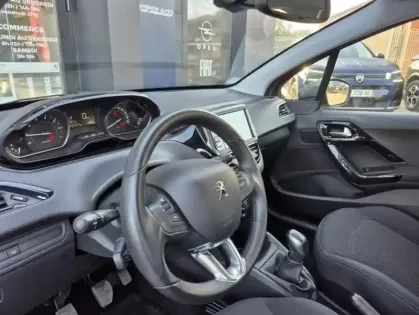 Photo 20 Peugeot 208 Puretech 82 Signature